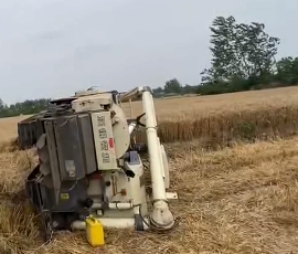 收割機(jī)側(cè)翻，消防員用液壓剪和臥式千斤頂救援